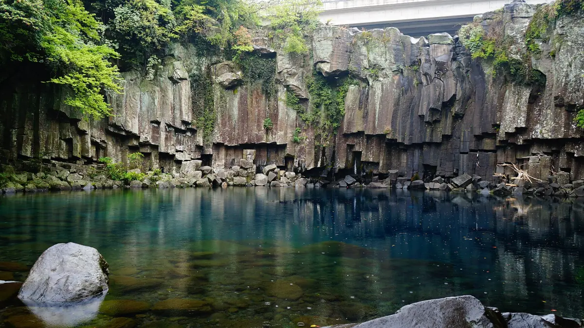 Basalt columns above the Cheonjeyeon pool