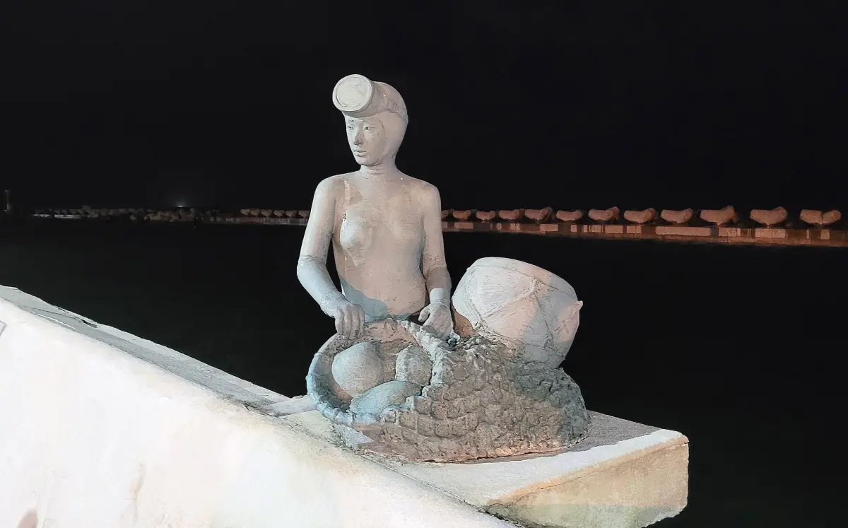 Statue of a haenyeo diver