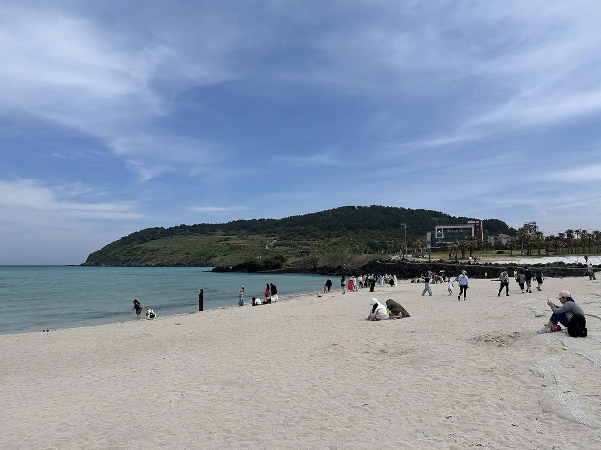 The sandy beach at Hamdeok