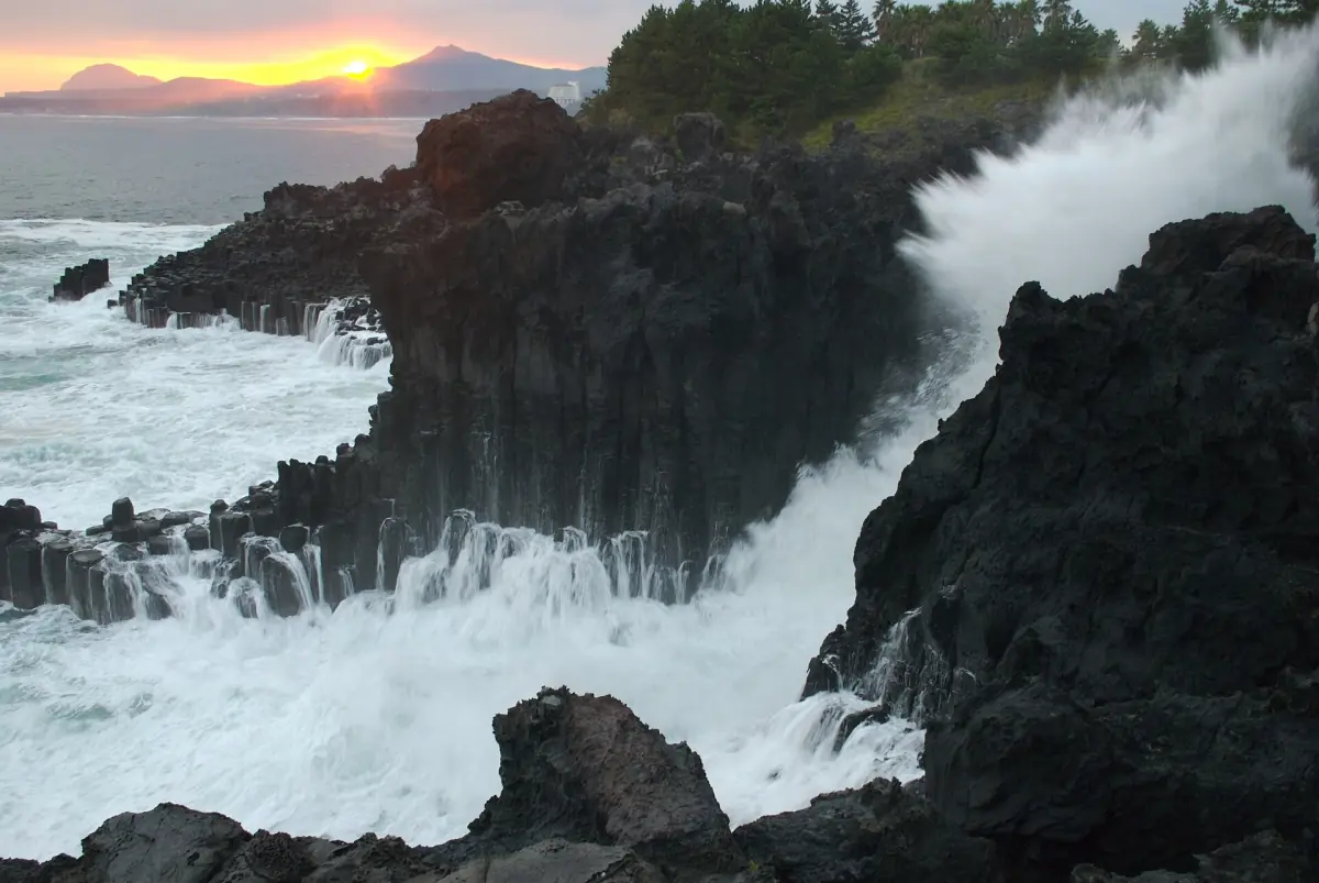 Waves crashing at the Jusangjeolli columns